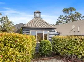 The Clocktower - Serene Stay at Herons Rise Vineyard