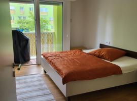 3 Zimmer Wohnung mit 2 Schlafzimmer Wohnzimmer Küche in Neu Ulm, alquiler vacacional en Neu-Ulm