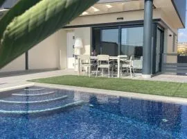 Luxury Villa with pool 1st line the sea