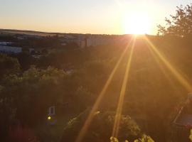 Pokoj s balkónem a nádherným výhledem do přírody, hotel in Chrudim