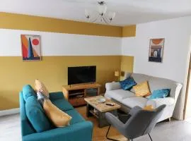 Modern Roomy 3 BR Home Pershore