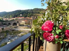 Apartamento colgante al río con vistas al puente, hotel in Camprodon