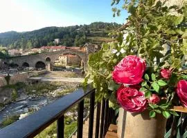 Apartamento colgante al río con vistas al puente