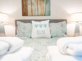 Beautiful Updated 2Bedroom Suite minutes to Downtown, Amazing Beaches, Restaurants, Theaters and MORE