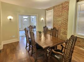 1900s Downtown Rowhouse, walkable, historic, pet friendly, spacious., cottage in Cumberland