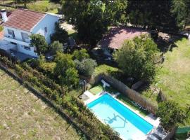 Casa campo con piscina La Arboleda, Hotel in Amoeiro
