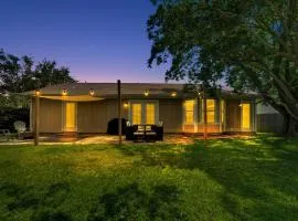Two Spaces in One Main House and Guest House 25 Min to PCB