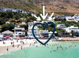 Bikini Beach Holiday Home, On the Beach, Sleeps 9!, cottage in Gordonʼs Bay