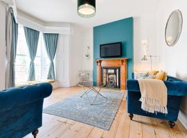 Ty Calon - 3 storey 1920s home, close to beach & the city- close to theatre- perfect for family & friend breaks or longer term for contractors, crew and cast, hytte i Swansea