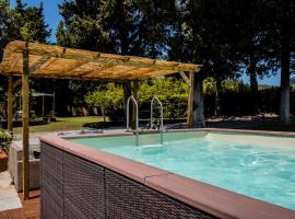 CASENUOVE III - Casale con giardino e piscina, hotel em Castiglioncello