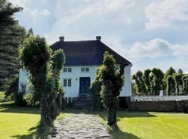 Bosvik Gård, nyrenovert leilighet i hovedhus fra 1756 – hotel przy plaży 