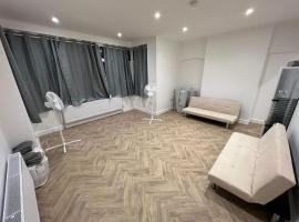 Ground Flr 3-bed flat near Norbury Station, hotel di Norbury