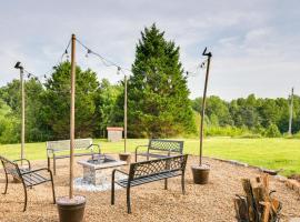 Serene Mill Spring Getaway with Yard and Fire Pit!, hotelli kohteessa Mill Spring