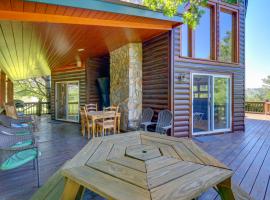 Piney Creek Cabin with Deck, Grill and Mountain Views!, מלון בPiney Creek