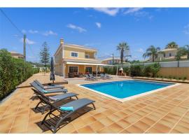 Luxury Villa Carrah - Heated Pool nr Quinta da Lago, hotel with parking in Loulé