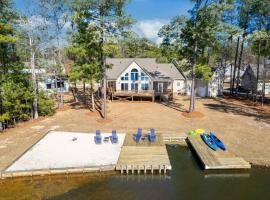 Spaceous Lake-front Family Home, Hotel in Sanford