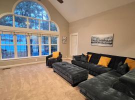 Modern 3br Lake front home, viešbutis mieste Senfordas