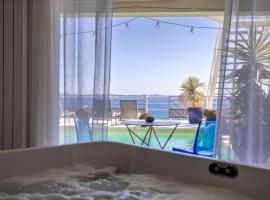 LES SUITES LOVE 1 SPA VUE MER PISCINe: Marsilya'da bir kiralık tatil yeri