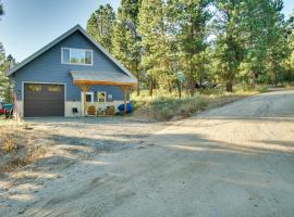 Cascade Cabin Hideaway with Views, half Mi to Lake, hotel with parking in Cascade