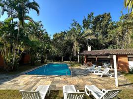 Casa com Piscina e Churrasqueira na Riviera em Bertioga, casa de férias em Rivera de São Lourenço