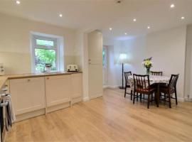 Four Double Bedroom Home - Free parking and Wi-Fi, vacation rental in Horsforth