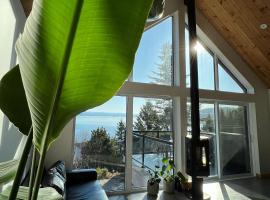 Magical Loft : Breathtaking View & Cozy Fireplace, hotell i Saguenay
