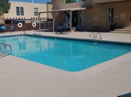 El Altos - An Irvie Home with Summer Pool, hotell med parkering i Albuquerque