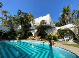 Casa aconchegante,perto da praia,com piscina,muito jardim,e pet friendly