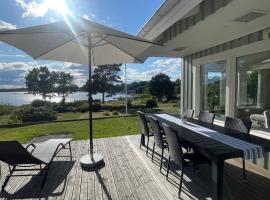 Seaside Home with Stunning Views Overlooking Blekinge Archipelago, cottage in Ronneby