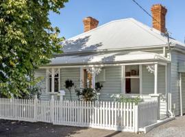 Tranquil Launceston Getaway - You'll fall in love!, hotel en Launceston