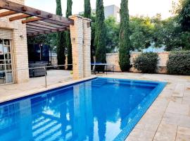 Luxury Unique stone Villa and pool in Caesarea, hotel en Cesarea