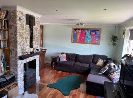 Bright, comfy and peaceful house, hotel i Inverkeithing