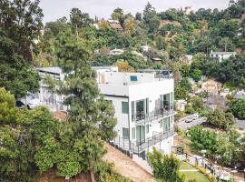 Luxury retreat with rooftop, hot tub & views, holiday rental in Los Angeles