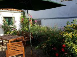 Maison 4 pièces avec WiFi à 800m des plages à Saint-Georges-d'Oléron - FR-1-246A-75, hotel en Chaucre