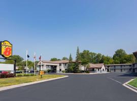 Super 8 by Wyndham Marysville/Port Huron Area – hotel z basenem w mieście Kimball