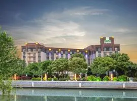 Holiday Inn Express Shanghai Putuo, an IHG Hotel