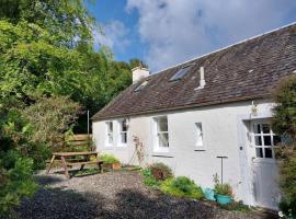 Idyllic cottage in peaceful rural location, hotel di Helensburgh