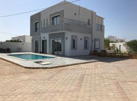 Villa privé 4 chambres 4 lit double à Djerba en face de la ferme de lotos、ミドゥンのコテージ
