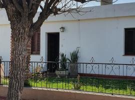 Casa excelente ubicación con cochera y 2 baños, chata v destinácii San Fernando del Valle de Catamarca