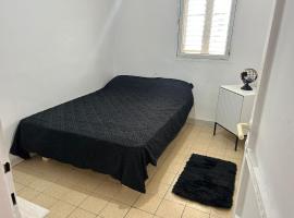 LUXURY privet room near Tel Aviv, sted med privat overnatting i Petaẖ Tiqwa