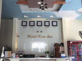 Hotel Nam Sơn，位于Lương Kê吉碑国际机场 - HPH附近的酒店