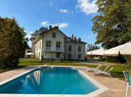 Château Viéndal proche Vittel et Contrexéville, hotel with pools in Vaudoncourt