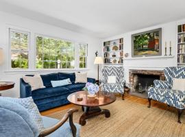 Walk to Joshua Pond Osterville! Sleeps 8, Pet friendly, Central AC, hotell i Osterville