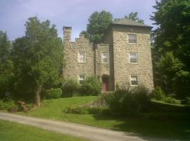 Little Castle, hotel bajet di Villanova