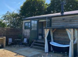 The Rabbit Warren Shepherd Hut, accommodation in Ketton