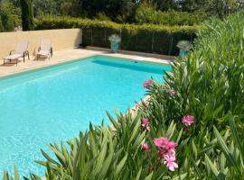 Villa provençale entre Cévennes et Provence avec une grande piscine et un terrain de pétanque, ubytování v soukromí v destinaci Martignargues