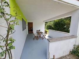 Romantischer studio mit grosser Terrasse, Ferienwohnung in Salavaux