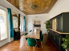 Appartement de luxe avec fresque, location de vacances à Fontainebleau