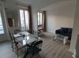 Appartement centre-historique 70 m2, cheap hotel in Fréjus
