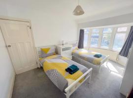 4-Bedroom House - South London CR7: Thornton Heath şehrinde bir tatil evi